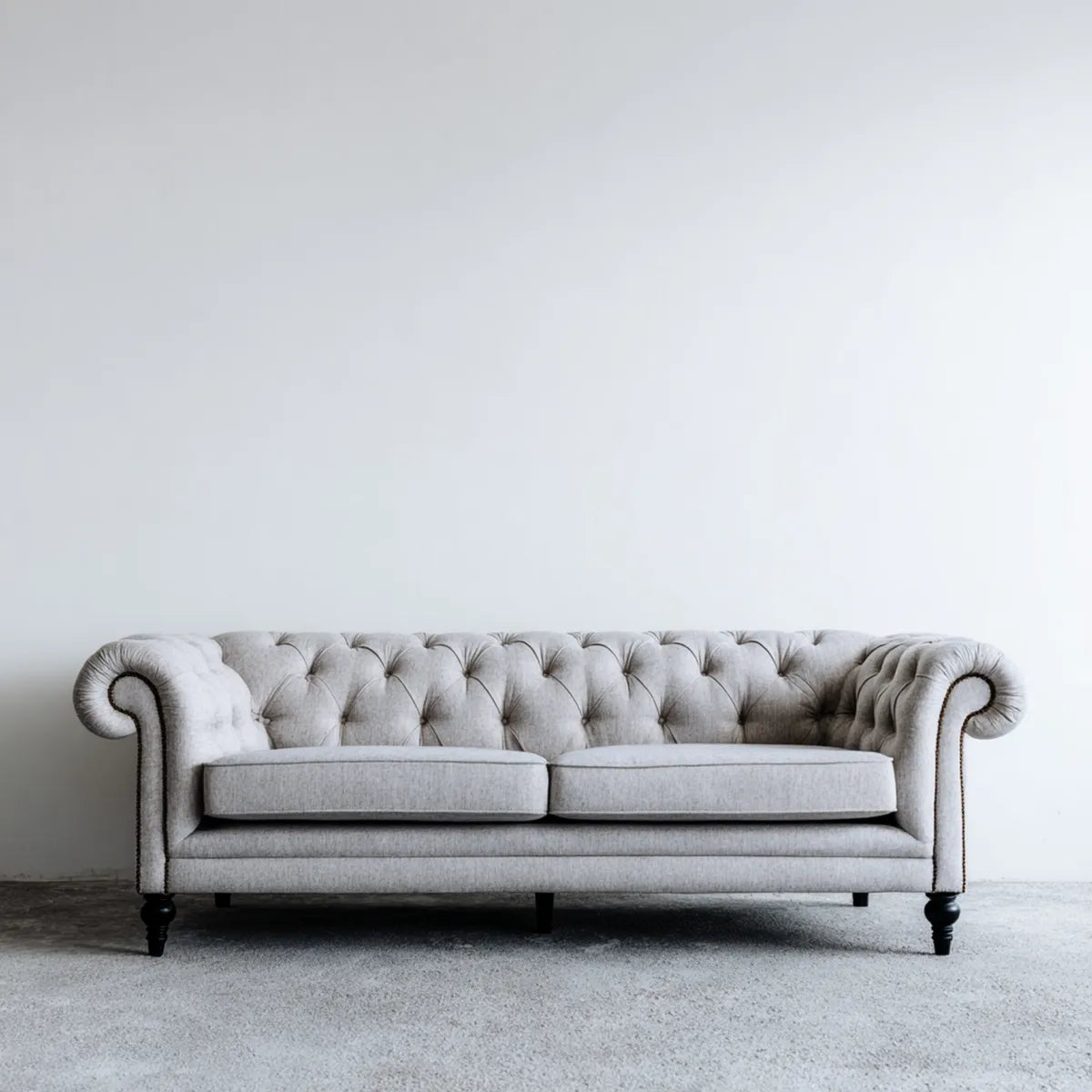 Canapé Chesterfield 3 places gris clair en polyester capitonné 220 x 90 x 75 cm